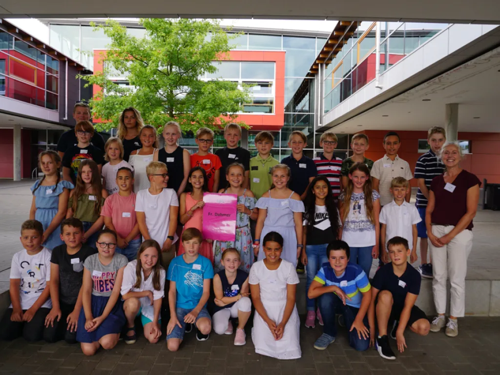 Klassenfoto einer neuen fünften Klasse im Innenhof.